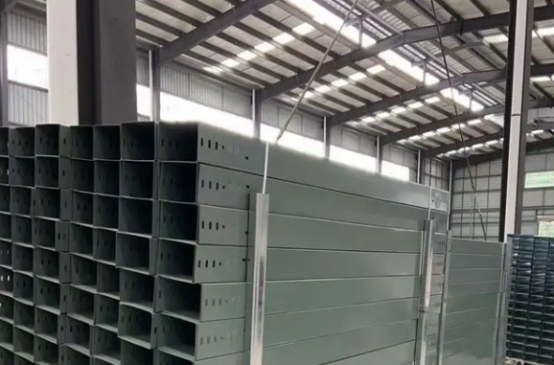 電纜橋架安裝圖片展示，寬度、高度和厚度相關(guān)說明